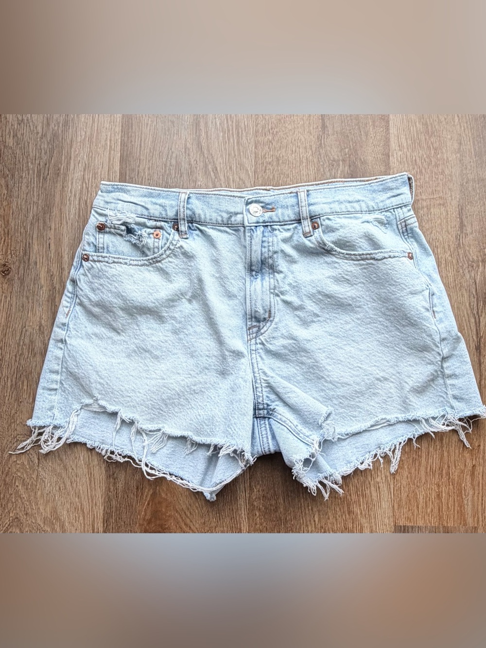AMERICAN EAGLE | Strigid Ripped Super High Waisted Shorts | Denim | Light Wash